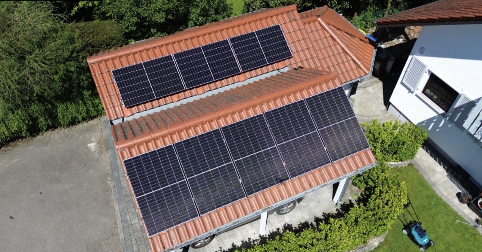 Luftaufnahme eines Carports mit aufgeständerter Photovoltaikanlage