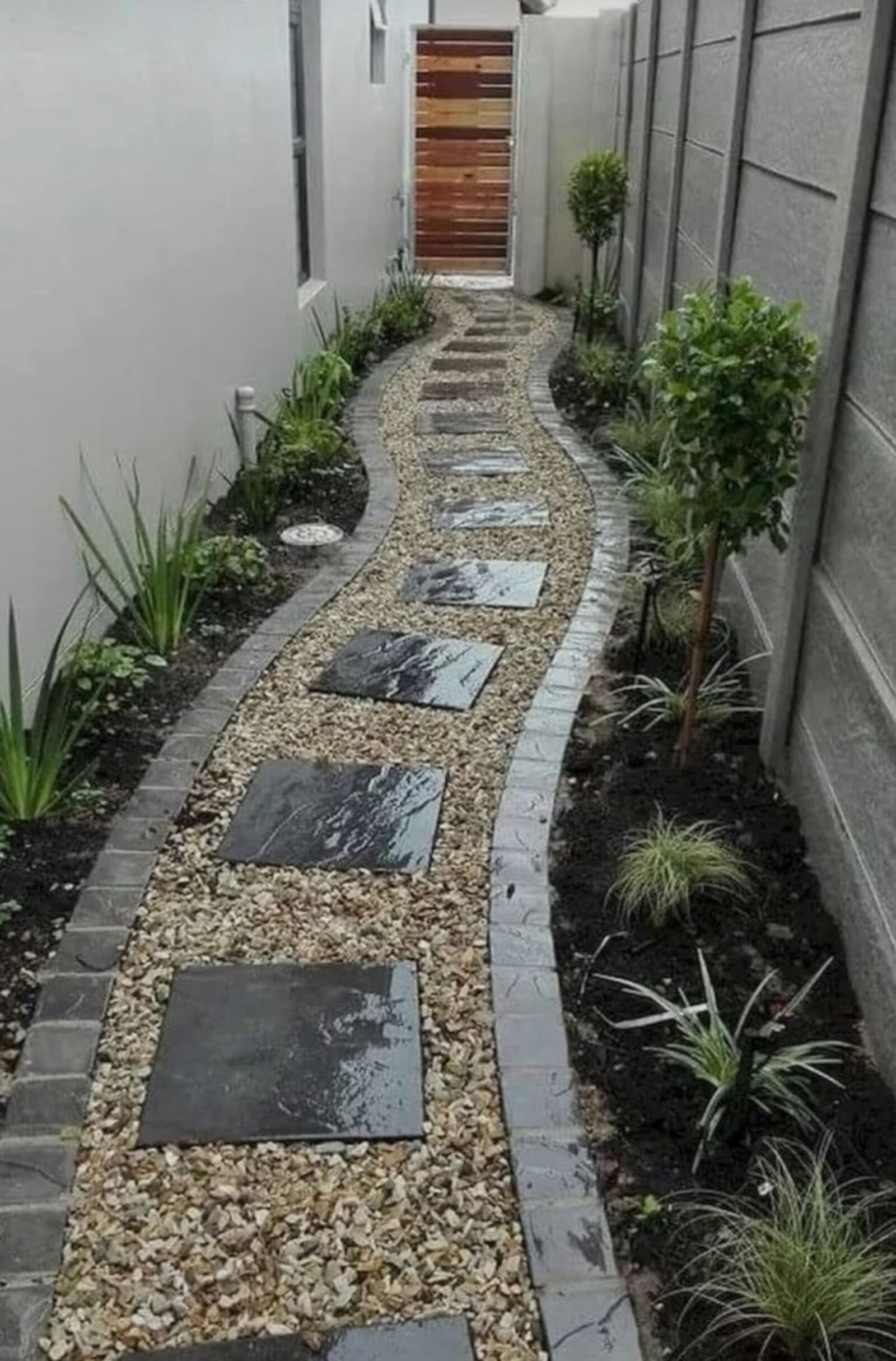 Gepflasterter Gartenweg mit Trittplatten
