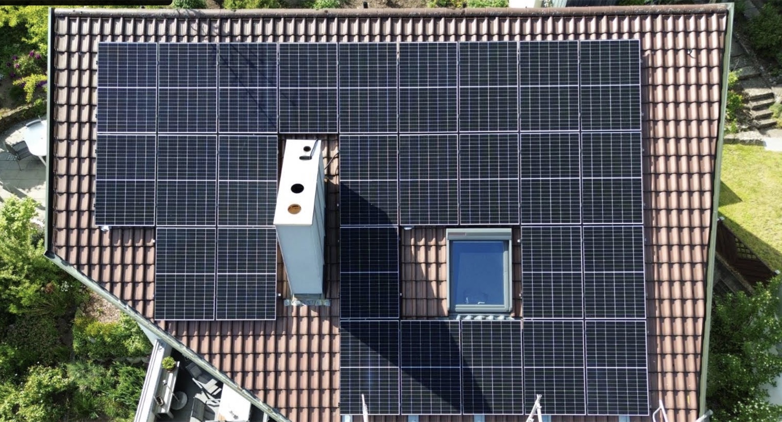 Nahaufnahme eng verlegter Photovoltaik-Module auf einem Dach