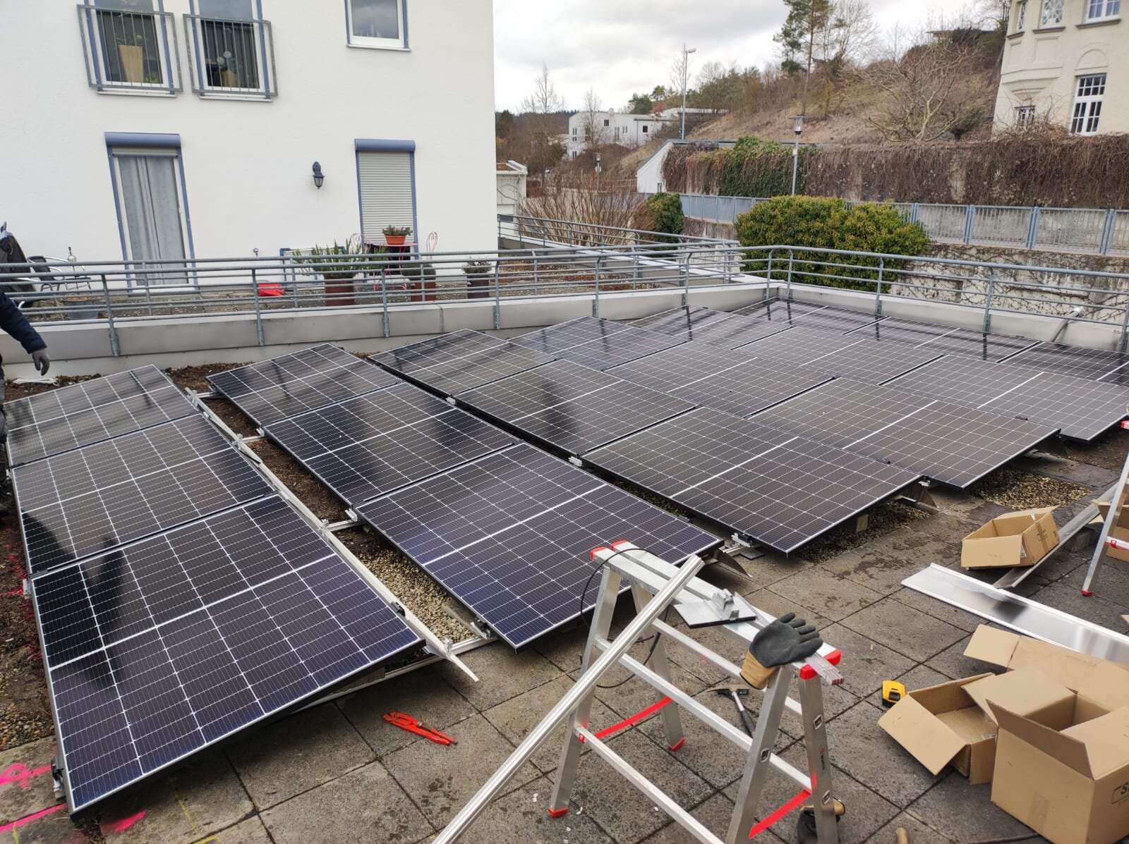 Photovoltaikanlage auf einer Dachterrasse, aufgeständert montiert