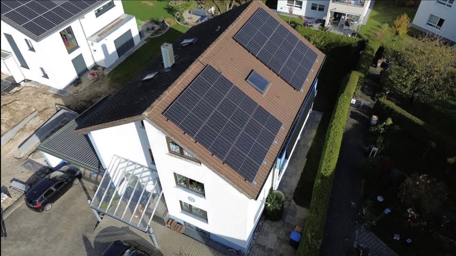 Luftaufnahme eines Einfamilienhauses mit Photovoltaikanlage auf dem Ziegeldach