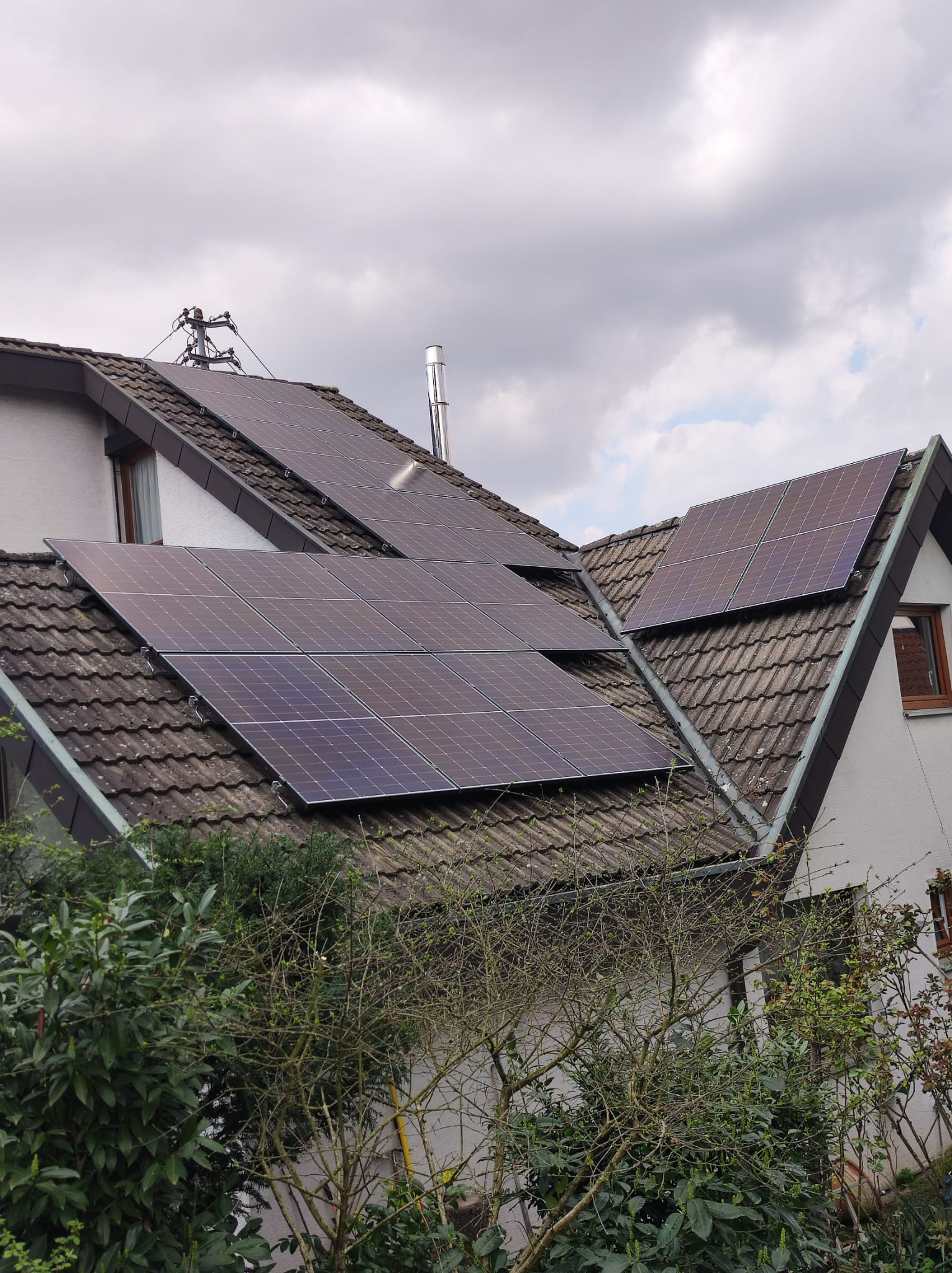 Photovoltaikanlagen auf mehreren Dachgiebeln eines Wohnhauses