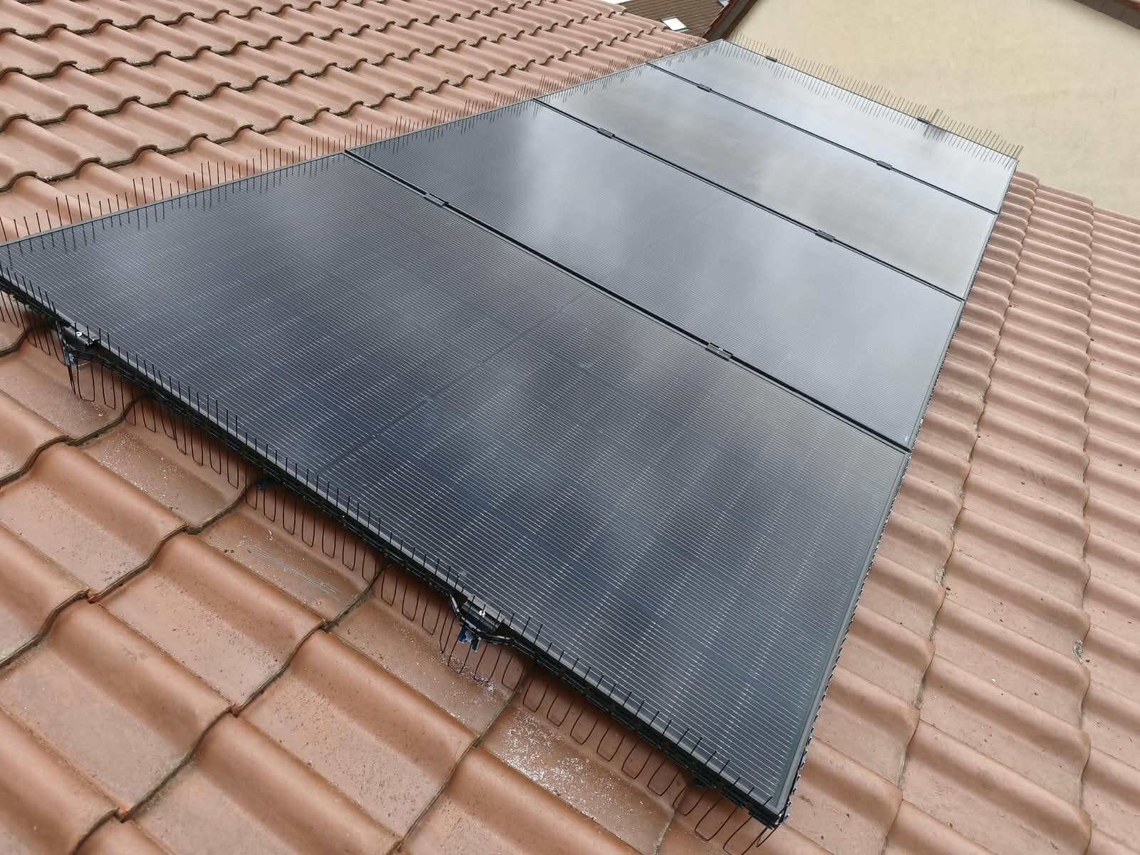 Nahaufnahme einer Photovoltaikanlage mit montierter Taubenabwehr