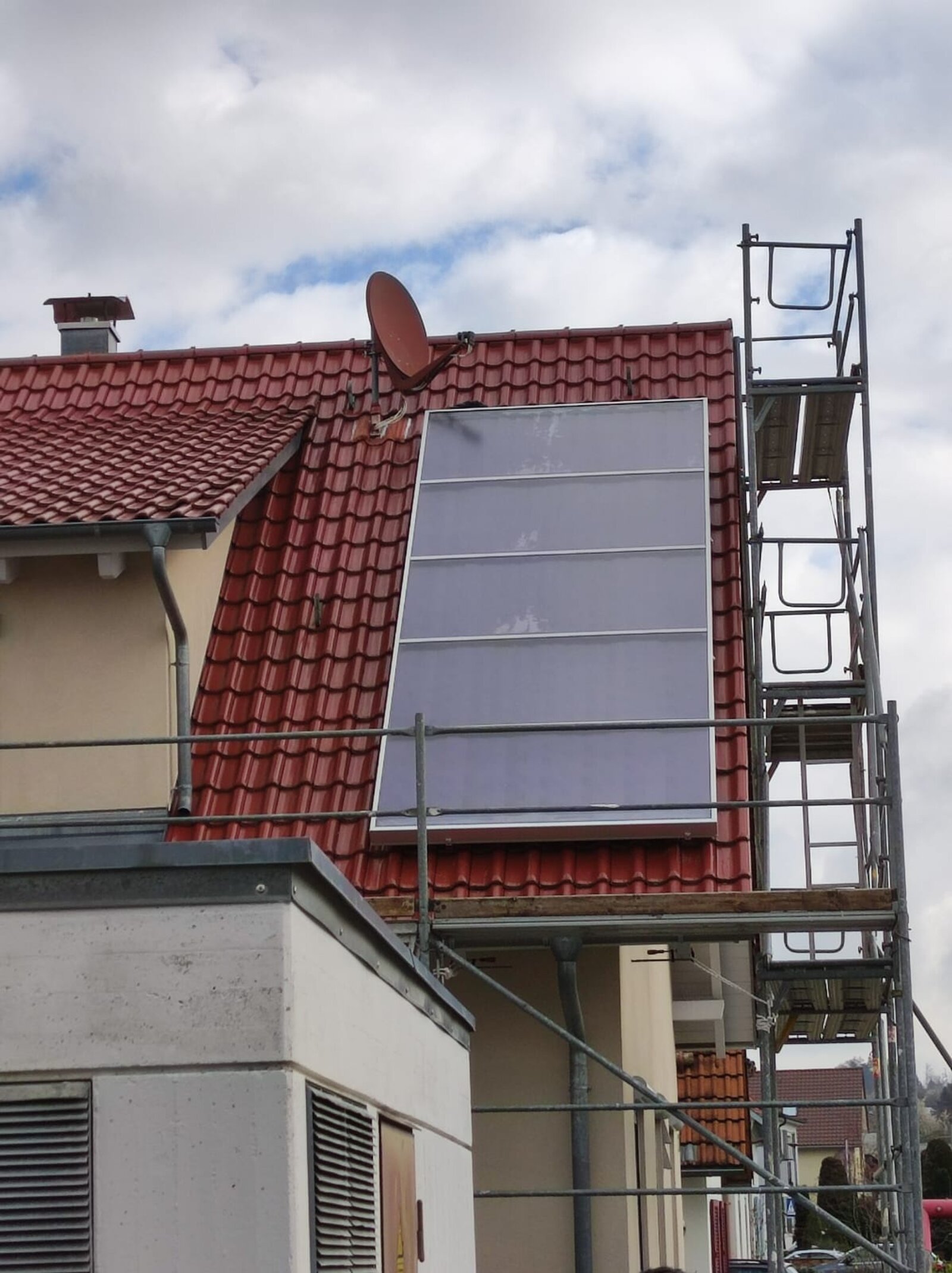 Solarthermie-Kollektor an einer Dachgaube montiert