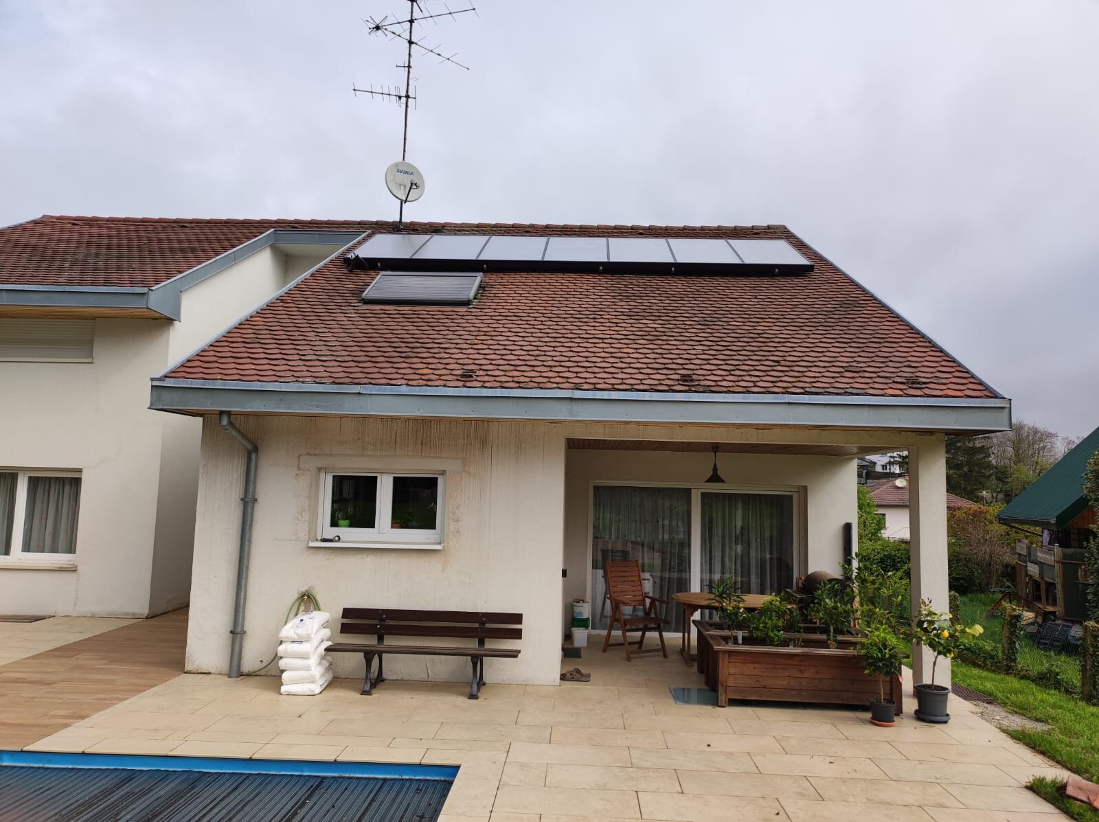 Fertig montierte Solarthermieanlage auf einem Einfamilienhaus
